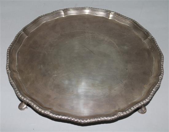 A late Victorian silver salver by Edward Barnard & Sons Ltd, 28.5 oz.